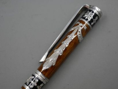 null Rare silver and enamel ballpoint pen - Finely chiselled silver with ribbons...