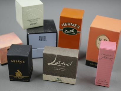 null Lot of more than 120 miniatures with pdo and box, including Kenzo, Cartier,...