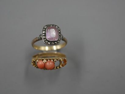 null Two antique gold rings surmounted by coral and tinted glass - TDD 54 and 51...