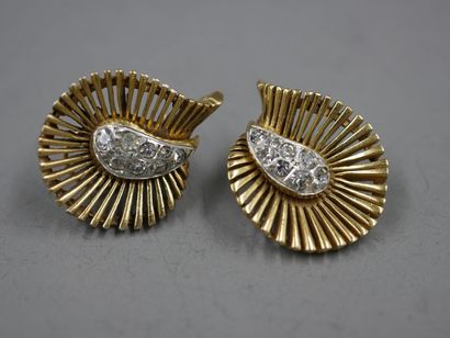 null Pair of 9k yellow gold ear clips with a radiating pattern centered on a white...