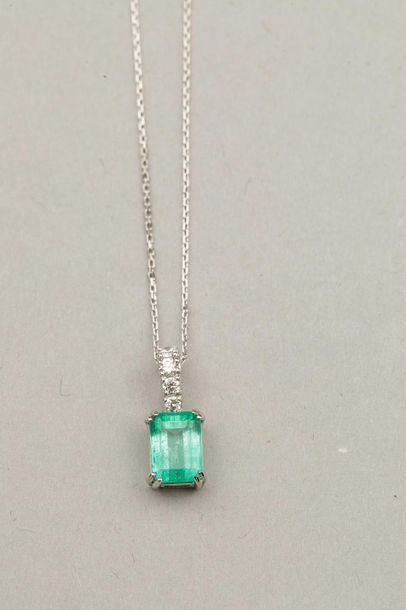 null Pendant in 18k white gold surmounted by an emerald cut emerald (probably from...