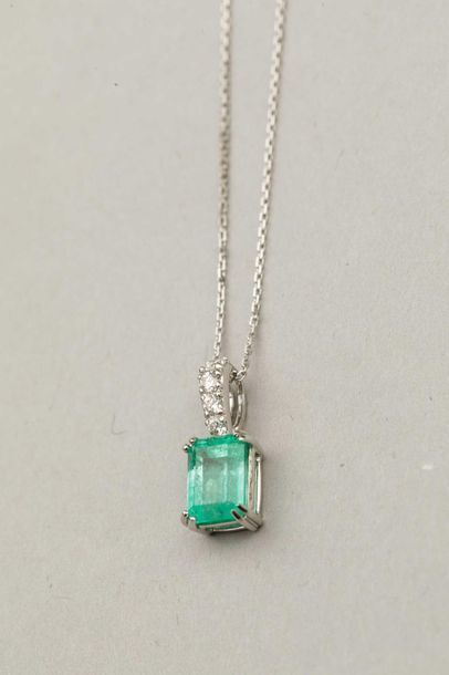 null Pendant in 18k white gold surmounted by an emerald cut emerald (probably from...