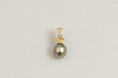 null Pendentif or jaune 18k soutenant une perle de tahiti - Bélière pavée de petits...