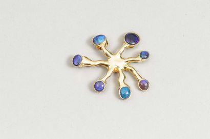 null Broche en or jaune 18k à motif rayonnant serti de cabochons d'opales - PB :...