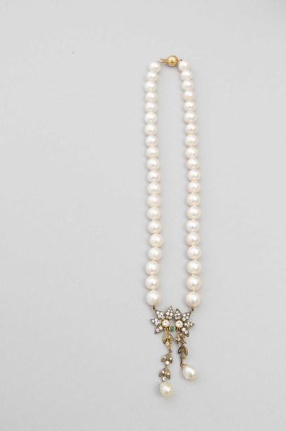 null Collier a un rang de perles orné d'un motif feuillagé en négligé serti de diamants...