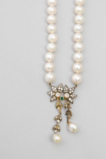 null Collier a un rang de perles orné d'un motif feuillagé en négligé serti de diamants...