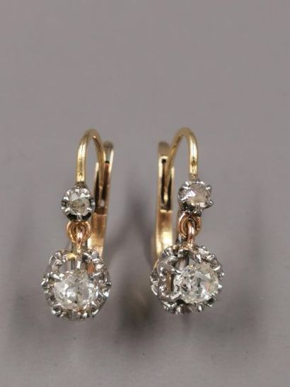 null Paire de boucles d'oreilles dormeuses en or jaune 18k ornées de diamants taille...