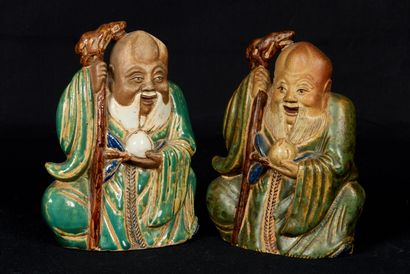 null Vietnam, début XXème siècle. Deux statuettes de Shou Lao portant la pêche de...