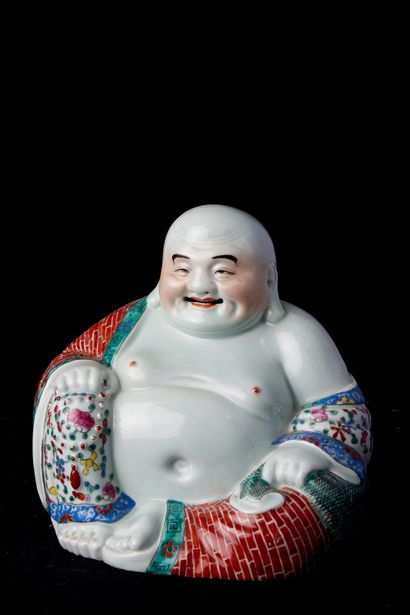 null Chine, XXème siècle. Bouddha de prospérité assis en porcelaine émaillée blanc...