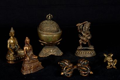 null Himalaya, XXème siècle. Lot comprenant trois statuettes dont deux Bouddhas et...