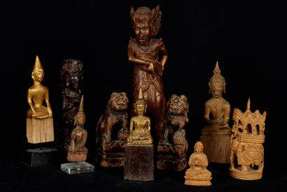 null Divers Asie. Lot de dix statuettes en bois dont Bouddha, lions de Fô, gardien,...