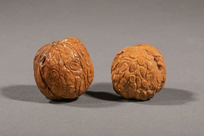 null CHINA, circa 1980. Two nuts finely carved with characters.

L : 4 x 3,5 cm ...