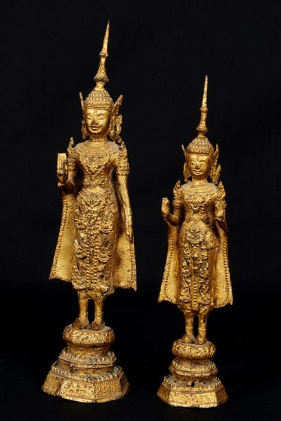 null Thaïlande, circa 1900. Deux Bouddhas debout en bronze doré. Haut : 38,5 cm et...