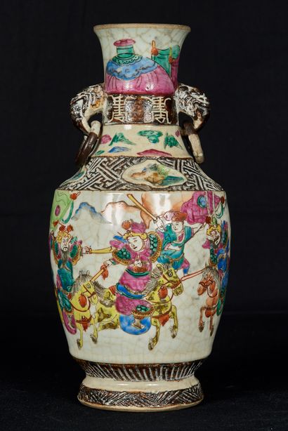 null Chine, Nankin, début XXème siècle, marque au revers. Petit vase à deux anses...