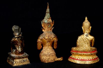 null Thaïlande, XIXème et XXème siècles, style Ratanakosin. Trois statuettes représentant...