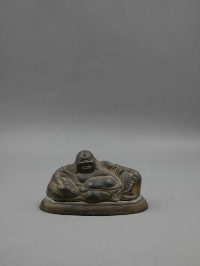 null CHINE, XXème siècle.

Sujet en bronze patiné ciselé figurant le Bouddha Maitreya...