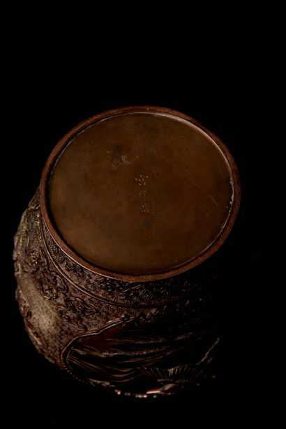 null Japon, XXe siècle. Vase en bronze, signé Miyao, à décor d'oiseau et guerrier...