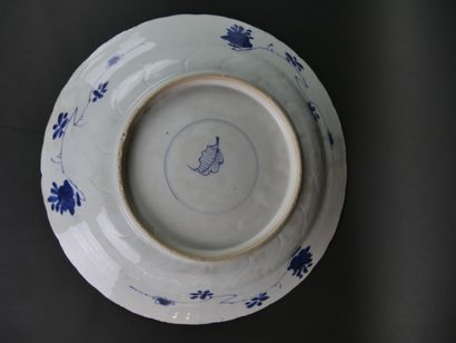 null CHINE. Kangxi (1662-1722). Grand plat creux en porcelaine émaillée Blanc bleu....