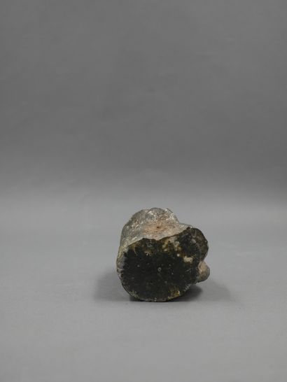null INDONESIE - Singe en pierre volcanique - H: 8,5cm