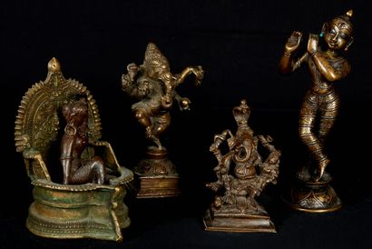null Inde, XXème siècle. Lot de 4 statuettes, dont un Krishna paré de turquoise et...