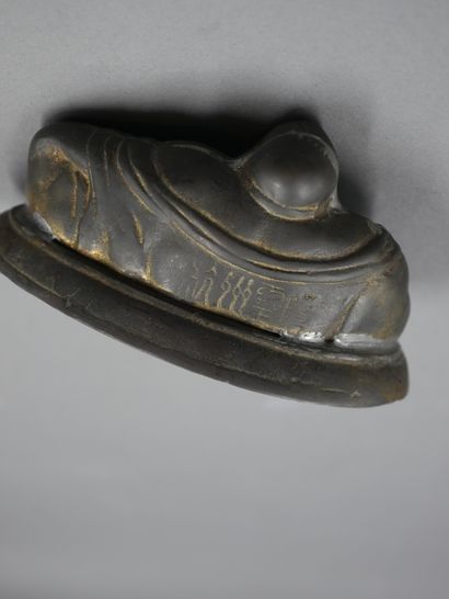 null CHINE, XXème siècle.

Sujet en bronze patiné ciselé figurant le Bouddha Maitreya...