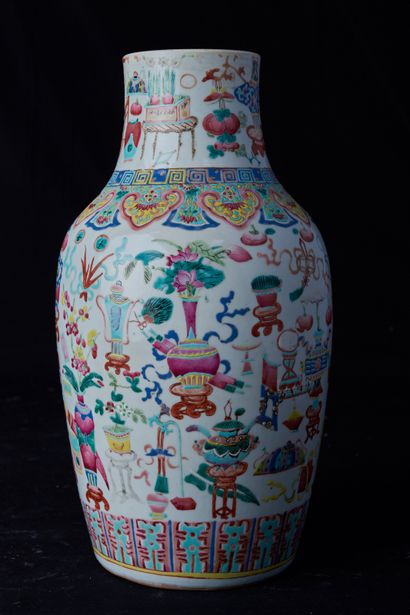 null Chine, début XXème siècle. Vase rouleau à col meulé. Décor de symboles bouddhistes...