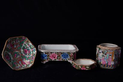 null Chine, XXème siècle. Lot de quatre porcelaines comprenant : une coupe (Haut.:...