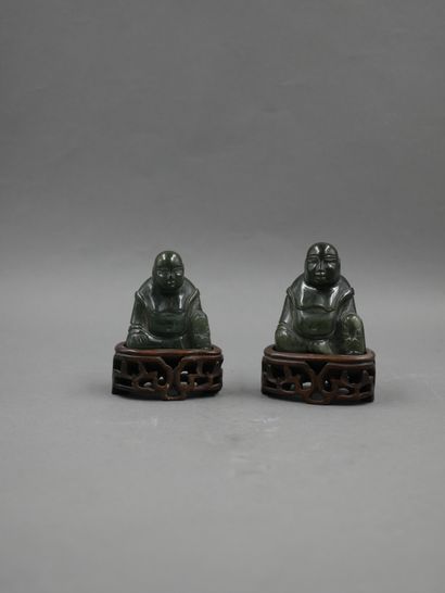 null CHINE, XXème siècle. Deux petits sujets en néphrite verte figurant le Bouddha...
