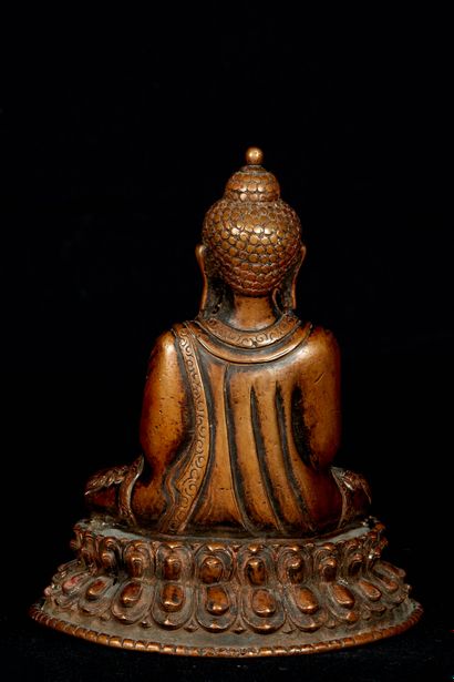 null Tibet ou Chine, XXème siècle. Statuette de Bouddha assis dans la position de...