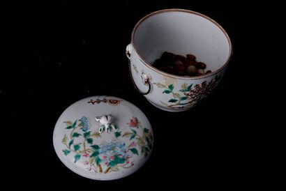 null Chine, époque Minguo (1912-1949). Pot couvert à décor de fleurs (pivoines, chrysanthèmes,...