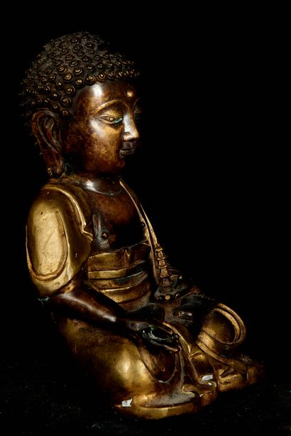 null Chine, XXème siècle. Bouddha assis en méditation tenant un modèle de temple...