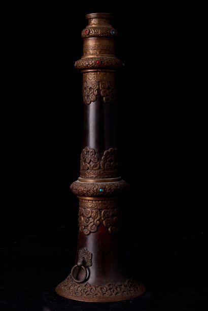 null Tibet, début XXème siècle. Tong Qin à décor gravé en cuivre. Inclusion de petites...
