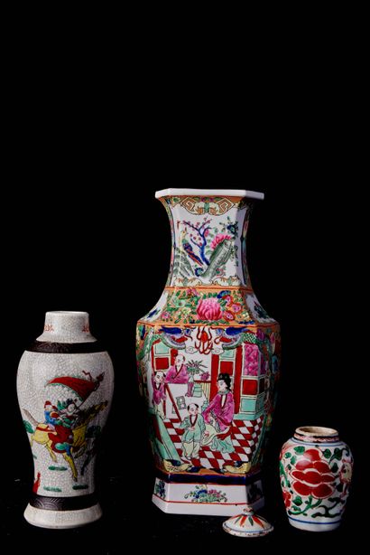 null China, 20th century. Two vases and a covered pot in porcelain.

Vases: H: 36...