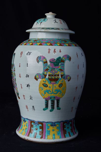null Chine, début XXème siècle. Potiche à décor de vases archaïsants. Porcelaine...