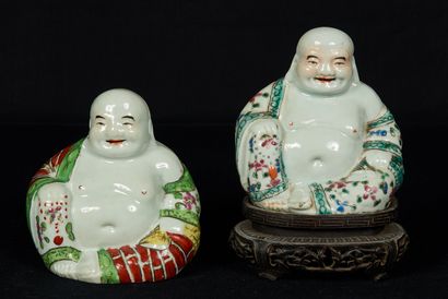 null Chine, XXème siècle. Deux statuettes de petits Bouddhas de prospérité en porcelaine...