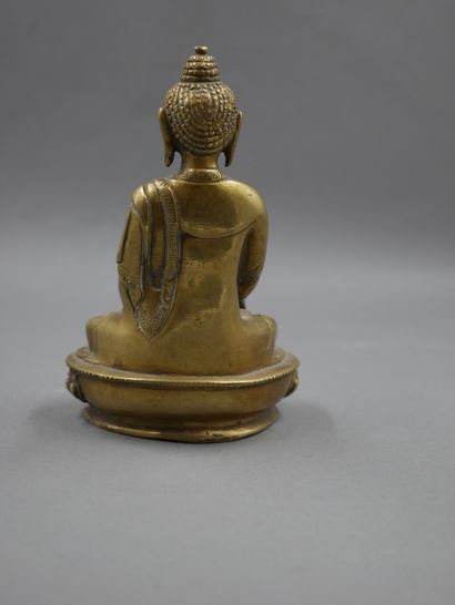 null Sino tibétain moderne. Bouddha assis dans la position de la prise de la terre...