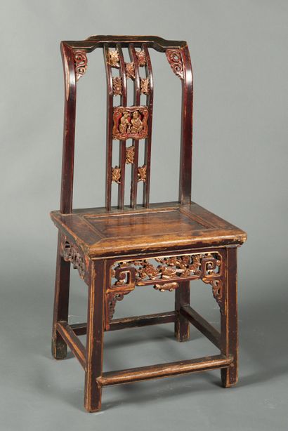 null Chine, XXe siècle. Chaise en bois,à dossier ajouré et décoré de personnages,...