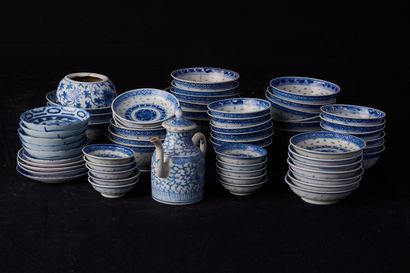 null Chine XX e siècle - Ensemble de coupelles, assiettes théière et divers en porcelaine...