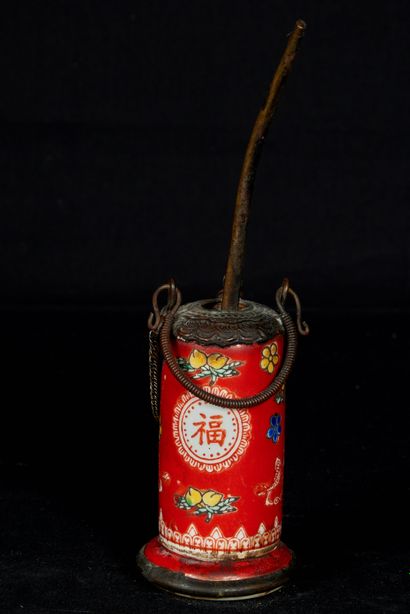 null Chine, Epoque Minguo (1912-1949). Pipe en porcelaine émaillée sur fond rouge,...