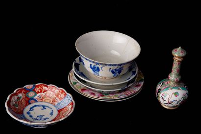 null Chine, XXe siècle. Lot de porcelaines émaillées polychromes comportant 4 soucoupes,...