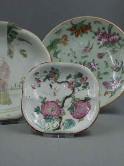 null CHINE, fin XIXème - début XXème siècle. Lot comprenant une assiette en porcelaine...