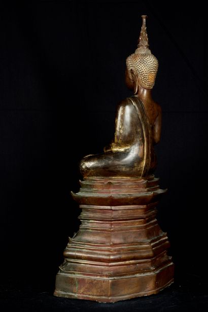 null Laos, XIXème siècle. Bouddha assis en virasana sur un haut socle étagé, la main...