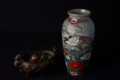 null Japan, 20th century. Lot including an enamelled porcelain vase on a crackled...