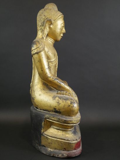 null BIRMANIE, Mandalay, début XXème siècle. Bouddha assis en prise de la terre à...