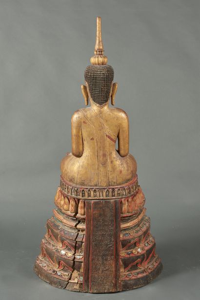 null Laos, XXème siècle. Bouddha assis sur un socle pyramidal étagé. Le Bouddha coiffé...