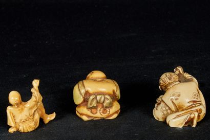 null Japan, 20th century. Set of 3 resin netsukes

H : 3 cm approx.
