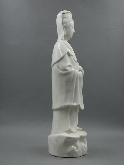 null CHINE, début XXème siècle. Statuette de Guan Yin en porcelaine émaillée blanc....