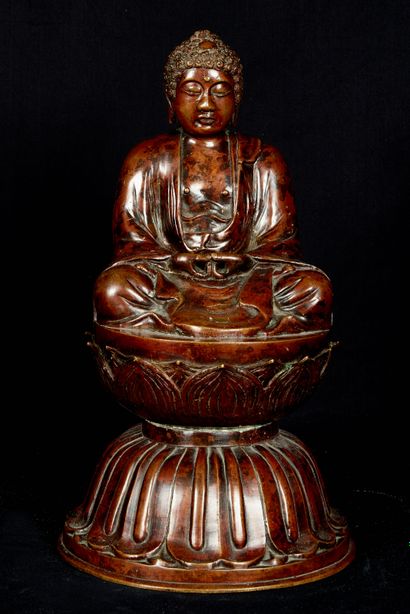 null Japon, XXème siècle. Sculpture en ronde bosse d'Amida assis sur le lotus. Bronze....