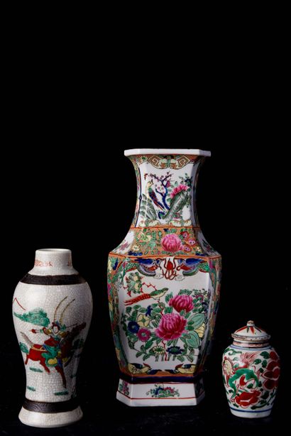 null China, 20th century. Two vases and a covered pot in porcelain.

Vases: H: 36...