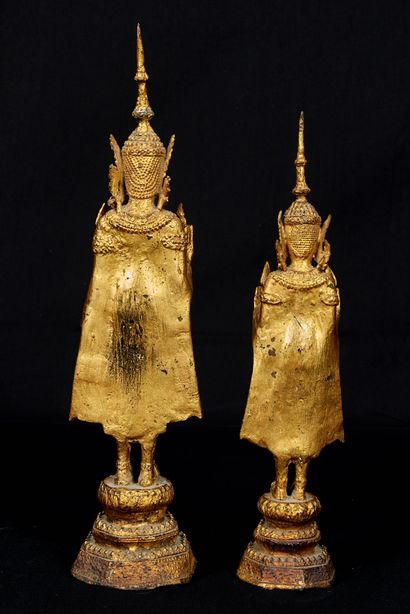 null Thaïlande, circa 1900. Deux Bouddhas debout en bronze doré. Haut : 38,5 cm et...
